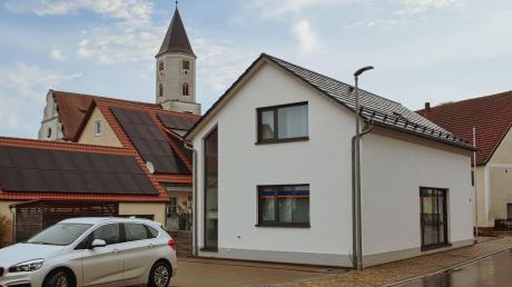 Die Raiffeisen-Volksbank Donauwörth schließt ihre erst vor ein paar Jahren gebaute Filiale in Huisheim. Das Gebäude befindet sich in der Ortsmitte unweit von Gemeindekanzlei und Kirche.