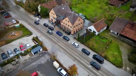 An der Hauptstraße in Pfaffenhofen soll zwischen der Bäckerei Brunner und dem Kindergarten St. Monika ein Zebrastreifen angelegt werden. Die Umsetzung hängt von zwei Faktoren ab. 