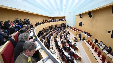 Am Mittwoch ist Streit im Landtag schon programmiert: CSU und Freie Wähler wollen die Geschäftsordnung ändern, um die wichtigsten Ausschüsse besetzen zu können.