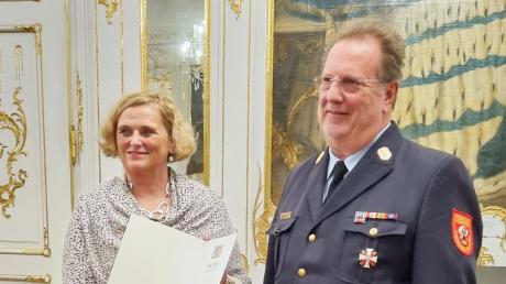 Regierungspräsidentin Barbara Schretter überreichte Kreisbrandinspektor Peter Walter im Rokokosaal der Regierung von Schwaben in Augsburg das Steckkreuz zum Feuerwehr-Ehrenzeichen.
