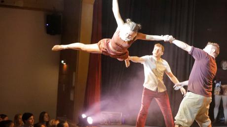 Spektakuläre Elemente und lyrischer Auftritt: Die Akrobatikgruppe des TV Prittriching begeisterte das Publikum bei den Auftritten an den drei Showabenden.  