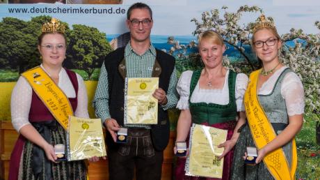 Honigprämierung: (von links) die Bayerische Honigprinzessin Linda Jakob, Christian Regler, Susanne Regler und Vize-Honigkönigin Laura Mache.