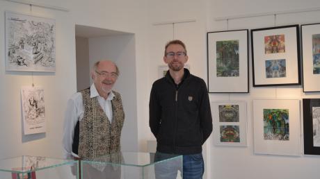 Der Architekt, Künstler und Autor Arno Kohl (links) feierte im Jahr 2023 seinen 80. Geburtstag. Die Stadt Burgau widmet ihm unter der Federführung des Museumsleiters Philipp Lintner (rechts) eine Sonderausstellung.