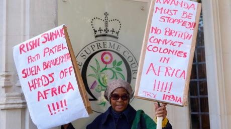 Eine Frau demonstriert am Mittwoch vor dem Obersten Gerichtshof in London gegen die Pläne der britischen Regierung. Das Gericht hat entschieden, dass illegale Migranten nicht nach Ruanda ausgeflogen werden dürfen. 