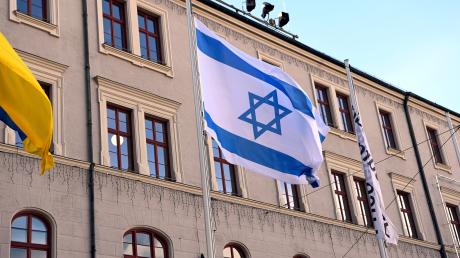 Die israelische und ukrainische Fahne werden nach dem Volkstrauertag abgehängt.                                      