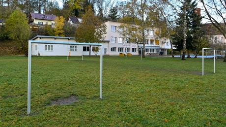 Neben der Grundschule in Leeder soll der Spielplatz für über 200.000 Euro ausgebaut werden.