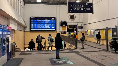 Passanten am Augsburger Bahnhof: Der Bahn-Streik legt am Donnerstag einen großen Teil des Schienenverkehrs lahm.