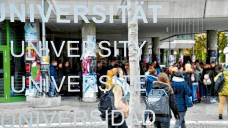 Die Uni Augsburg bietet ab sofort ihren Wissenschafts-Podcast „UniA Research to go“ an.