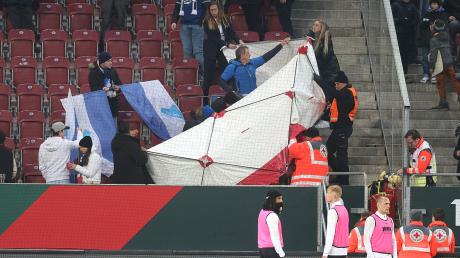 Nach einer Böller-Explosion im Augsburger Fußballstadion gab es mehrere Verletzte. 