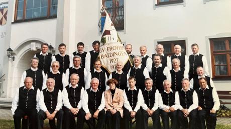 Der Männergesangverein Frohsinn Baldingen hat sich aufgelöst. Dieses Bild zeigt die Sänger im Jahr 2000, mittlere Reihe, als Dritter von links Artur Neureither, Zweiter von rechts Werner Martin.