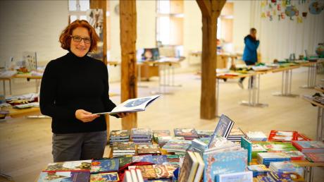 Familienbildungsreferentin Karin Bertele und ihr Team wollen mit der Ausstellung in Roggenburg Eltern und Kinder dazu ermutigen, zu Büchern zu greifen und schöne Momente zu erleben.  