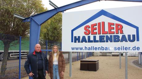 Hallenbau Seiler aus Möttingen stellt kommendes Frühjahr den Betrieb ein. Das Bild zeigt den Chef Reinhard Seiler mit seiner Tochter Selina.