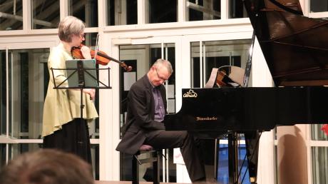 Kammerkonzert mit der Geigerin Jana Kuss aus Hamburg und dem Pianisten Eric Schneider aus Berlin.