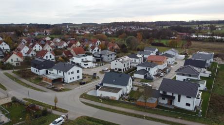 Im Baugebiet "Südlich der Gebenhofener Straße" in Affing müssen die Straßen noch ganz fertig gemacht werden. Es fehlt außerdem noch die Begrünung und ein Spielplatz, der im hinteren Bereich entstehen soll.