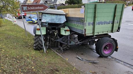 Weil die Fahrerin eines Traktor einem Mülllaster ausweichen muss, ereignet sich in Wemding am Mittwoch ein Unfall. 