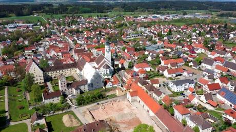 Wo auf dieser Luftaufnahme noch eine Baugrube abgebildet ist, soll im Mai 2024 die neue "Kita am Schloss" in Babenhausen eröffnen.