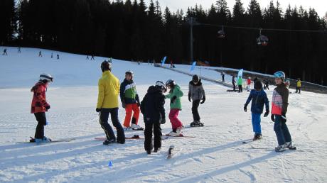 Mit großer Begeisterung ist der Ski- und Snowboard-Nachwuchs aus Pöttmes auf den Pisten unterwegs.