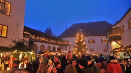 In Kronburg hat der erste Weihnachtsmarkt geöffnet. Doch auch für Weihnachtsmuffel ist viel geboten an diesem Wochenende im Unterallgäu.