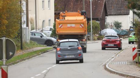 Die Straße am Ortseingang Haldenwangs, von Hafenhofen kommend, ist unübersichtlich. Regelmäßig dort parkende Fahrzeuge schränken die Sicht
zusätzlich ein. Dem soll Abhilfe verschafft werden.  