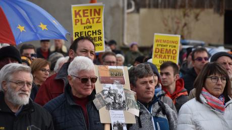 Rund 300 Menschen kamen zu der Demonstration für Demokratie und Rechtsstaatlichkeit in Wemding.