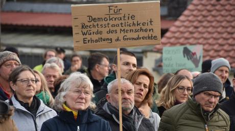 In Wemding demonstrierten rund 300 Menschen für Demokratie und Rechtsstaatlichkeit.