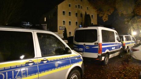 Der sogenannte "Zukunftskongress" von mutmaßlichen Reichsbürgern in einem Hotel bei Wemding wurde am Samstagabend jäh unterbrochen. Die Polizei rückte zu einer Razzia an.