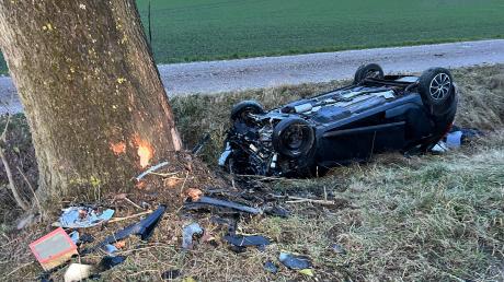 Nach einem Überholmanöver war ein 58-Jähriger bei Nazibühl ins Schleudern gekommen und mit seinem Auto gegen einen Baum geprallt. Der Mann kam schwer verletzt ins Krankenhaus. 