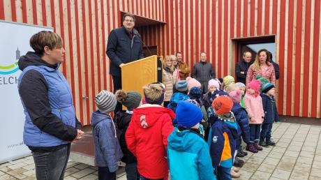 Bürgermeister Joachim Eisenkolb und Kinder vor der neuen Elchinger Kita St. Peter und Paul.