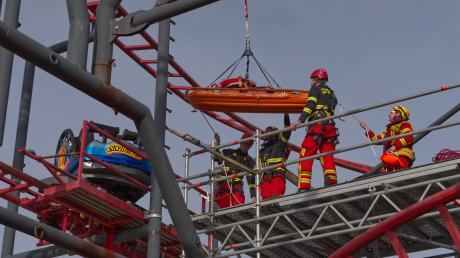 Rund 300 Beteiligte probten in einer Katastrophenschutzübung unter
anderem im Skyline Park den Ernstfall, auch spektakuläre Rettungsaktionen
aus der Achterbahn gehörten dazu.