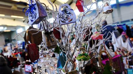 Der Advents- und Hobbykünstlermarkt in Fischach stimmt schon vor dem Advent auf Weihnachten ein.