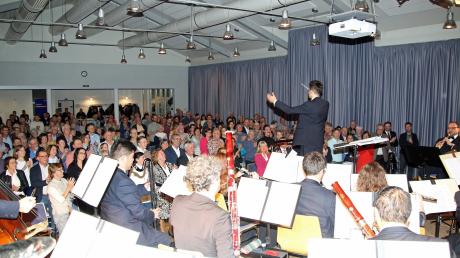 Stefan R. Halder, der Chefdirigent des Landespolizeiorchesters Baden-Württemberg, lieferte beim Konzert in Regglisweiler eine mitreißende Performance.