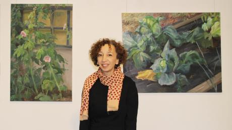 Stockrosen und Rosenkohl – Pflanzenportraits von Elina Deberdeeva, jetzt zu sehen im Blauen Haus in Dießen.