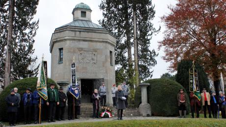 Die Dießener Gedenkfeier zum Volkstrauertag mit Ansprache von Bürgermeisterin Sandra Perzul und Kranzniederlegung fand am Schacky-Mausoleum im Friedhof St. Johann statt.