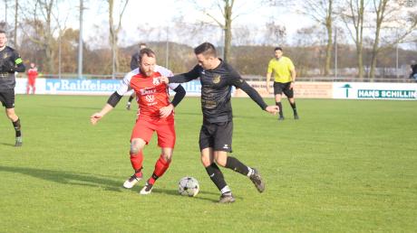 Der TSV Aindling II (rote Trikots) siegte im Derby beim FC Affing II knapp mit 1:0.