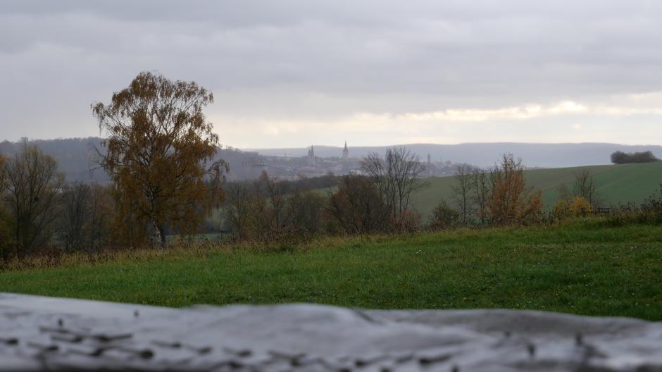 Im Vordergrund das Modell der KZ-Gedenkstätte Mittelbau-Dora, im Hintergrund bricht wie ein Lichtblick der Himmel über Nordhausen auf.