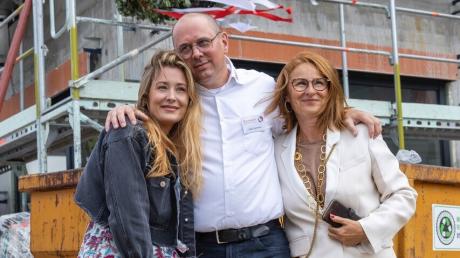 Bei der Hebauf-Feier freute sich Tochter Julia mit ihren Eltern Elpida und Udo Sommer über den modernen Neubau in Derching, der jetzt gerade bezogen wird.

