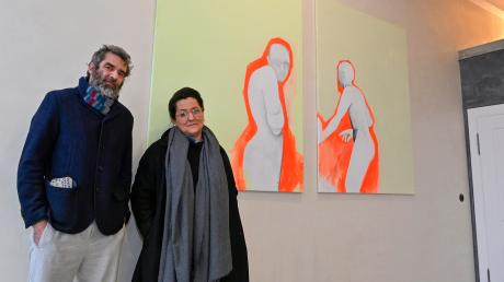 Timothy Hanghofer (Künstler und Baumeister) und Amelie Ries vor deren Bildern "Hinseher" und "Wegseher".