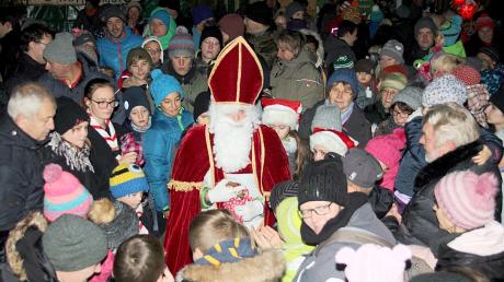 Leuchtende Kinderaugen sind garantiert: Um 18 Uhr kommt der Nikolaus auf den Rathausplatz in Meitingen.