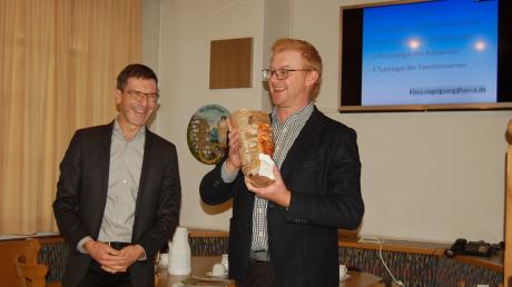 Der Vorsitzende vom Heimatgeschichtlichen Verein Gerhard Fritsch (links) bedankte sich mit Naturalien bei Germanist Klaus Vogelgsang.