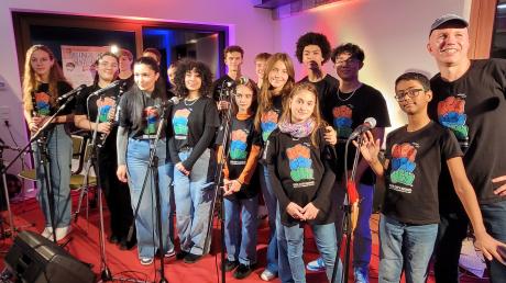 Die Musikschule Neu-Ulm veranstaltete einen Singer-Songwriter-Abend, bei dem auch ein besonderes Lied Premiere feierte: Neu-Ulms neue Hymne.