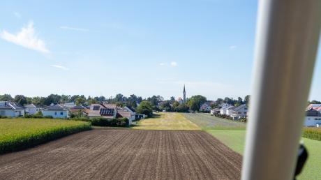Die lange Grasfläche, die bei der letzten Gräbinger Wiesen als Start- und Landeplatz für das Ultralight-Flugzeug diente sowie die daneben liegende Blühwiese wird zum neuen Baugebiet „Östlich der Grundschule Ost 2“.