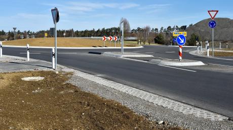 Der neue Kreisverkehr erschließt das Gewerbegebiet in Igling. Die dazugehörige Radwegführung kommt nicht bei jedem gut an.