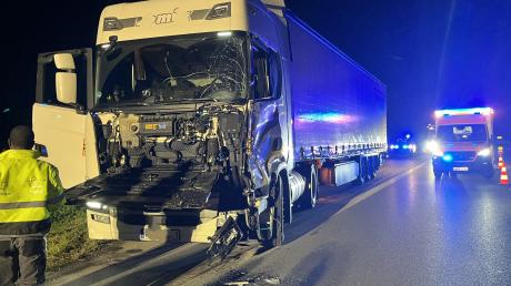 Der Fahrer dieses Lastwagens verursachte auf der B2 bei Mertingen einen Zusammenstoß mit einem anderen Lkw. Der Sachschaden ist hoch.