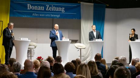 Gerrit Maneth (zweiter von links) will Bürgermeister bleiben, sein Stellvertreter Stephan Karg (rechts daneben) will ihm diesen Posten streitig machen.