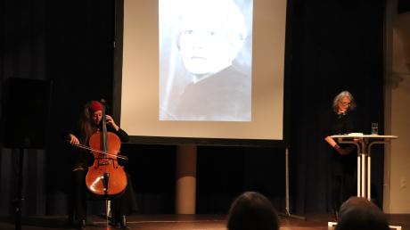 Patricia Litten liest aus dem Buch ihrer Großtante über Hans Litten, musikalisch begleitet von Cellistin Birgit Sämann.