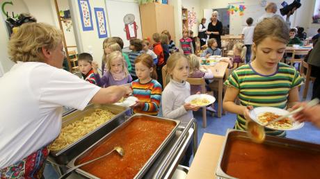 Das Mittagessen in der Offenen Ganztagsschule in Adelzhausen wird teurer. 