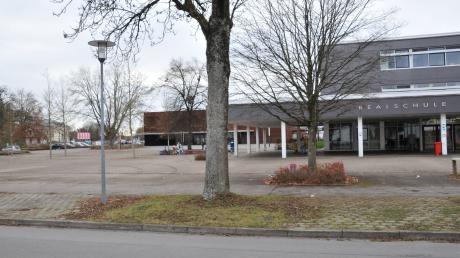 Der Platz vor der Realschule Weißenhorn wird vorerst nicht neu gestaltet. Das Vorhaben liegt erst mal auf Eis. 