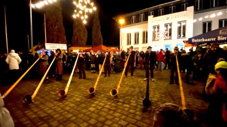 Auf dem Kathreinmarkt in Aindling 2023 ist mit Alphornbläsern, Kinderchor und Musikverein musikalisch viel geboten. 