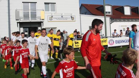 Lagerlechfeld und Kleinaitingen (weiß) treffen am Wochenende aufeinander. Unser Bild zeigt beide Teams beim Saisonauftakt (vorne Kleinaitingens Keeper Simon Lauterer).