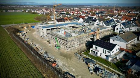 Die neue Grundschule am Ortsrand von Burlafingen nimmt Gestalt an, doch bei den Arbeiten gibt es erneut Verzögerungen. Der geplante Eröffnungstermin ist nicht zu halten. 